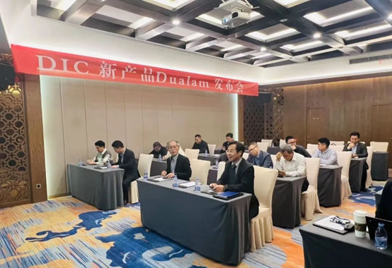 通泽参加DIC新产品发布会并展示全新双胶分涂(Dualam)无溶剂复合机